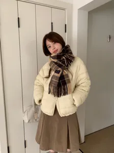 Gemütlicher Karo-Schal und Daunenjacke für Damen, stylischer brauner Rock-Look.