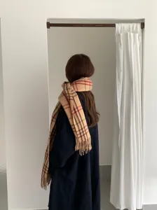 Klassischer Karoschal für Damen, eleganter koreanischer Stil warmer Fransen Schal Artikel.