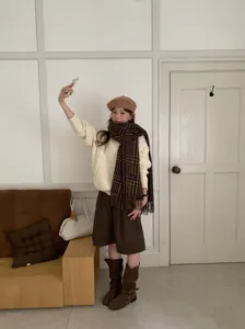 Koreanischer Stil Herbst Winter karierter Schal passend zu Zopfmuster Pullover Outfit