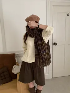 Detailansicht eines stilvollen koreanischen Karoschals fur Herbst und Winter, cozy Accessoire.