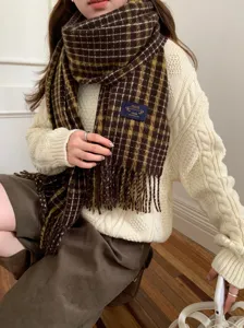 Klassischer brauner Karoschal für Damen, kuscheliger Winterschal mit Fransen, Vintage Strickaccess.