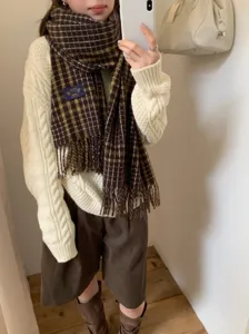 Detailansicht des braunen Karomusters Fransen Schals, gemuetlicher Herbst und Winter Look.
