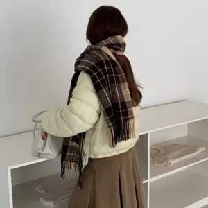 Gemütlicher Karo-Schal für Damen im Herbst und Winter, braunes kariertes Tuch mit Quasten.