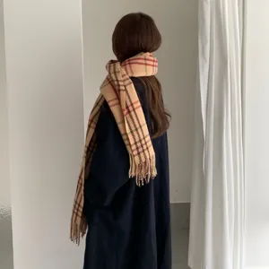 Klassischer beige Karoschal für Damen, elegantes Herbst- und Winteraccessoire zum Mantel.