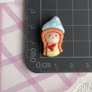 Cartoon Pilz Mädchen Harz Cabochon, ideal für DIY Handyhülle, Schlüsselanhänger und Bastelzubehör.