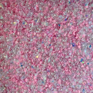 Gros plan détaillé de cœurs en argile rose, perles et paillettes scintillantes pour loisirs.