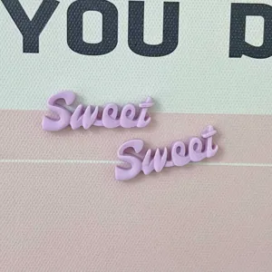 Ciondoli in resina con lettere dolci per artigianato fai-da-te e accessori di colla fatti a mano.