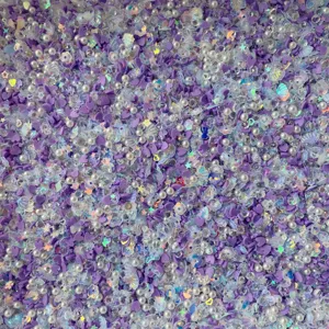 Gros plan de cœurs en argile violette, perles blanches et sequins holographiques pour loisirs.