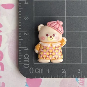 Delizioso cabochon in resina a forma di orsetto con vestito a quadri per cover telefono fai da te.