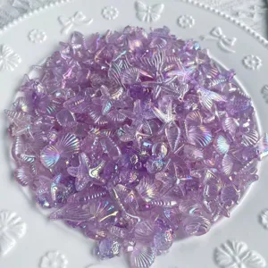 Détail de perles en résine étoile de mer coquillage violettes iridescentes pour accessoire coque DIY.