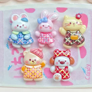 Deliziosi cabochon in resina di animali con abito a quadri, ideali per cover telefono fai da te.