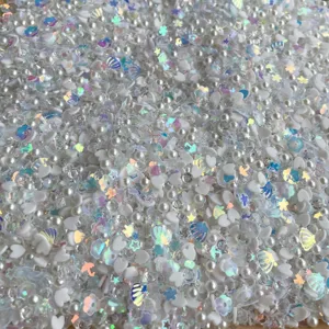 Matériau de remplissage de perles et de paillettes de cœur blanc bricolage pour artisanat.