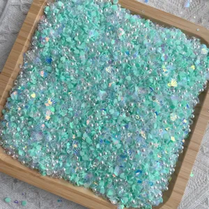Melange de pieces d'argile de coeur vert menthe perles paillettes pour stylo bricolage et resine bijoux.