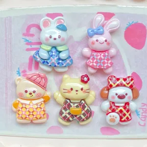 Simpatici ciondoli di animali in resina con abito a quadretti per decorare custodie DIY.