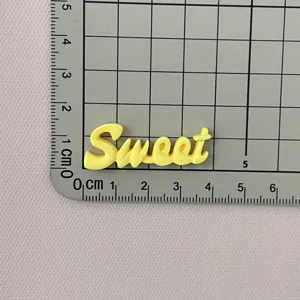 Lettera in resina Sweet gialla accessore fai da te carino macaron custodia per telefono adesivo