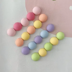 Mini cabochon tondi in resina colorati dettaglio, perfetti per cover e nail art DIY.