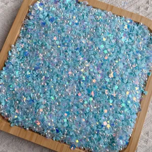 Perles en argile polymère et paillettes de cœur bleu pour loisirs créatifs de stylos.