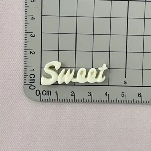 Ciondolo con lettera Sweet in resina bianca per artigianato fai da te e decorazione tazza.