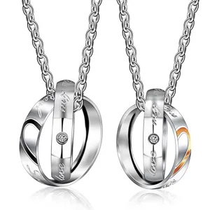 Detail von ineinandergreifenden Herz-Paar-Ringen in Silber mit schwarzen Akzenten