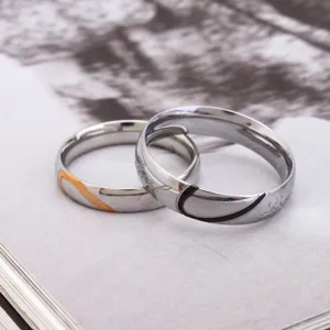Exquisite polierte Paarringe aus Titanstahl mit Gold- und Schwarz-Herz-Gravuren