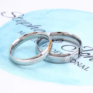 Elegante Partnerringe aus silbernem Titanstahl mit Herz-Motiv und Gravur Real