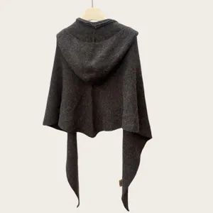 Detalle del chal con capucha de punto gris oscuro, cálido y cómodo para invierno.