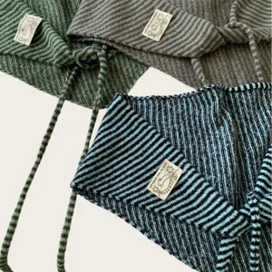 Pañuelo triangular de punto a rayas, accesorio versátil para la cintura o chal.