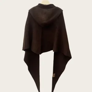 Vista detallada del poncho bufanda con capucha de punto marrón oscuro, cálido y elegante.