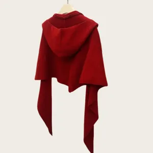 Primer plano detalle de bufanda capucha de punto rojo, lana calida, diseno triangular unico.