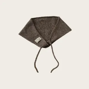 Detalle de pañuelo triangular de punto a rayas, tejido marrón cómodo con tiras y etiqueta tejida.