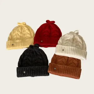 Strickmütze mit Schleife und Metall-Logo, gemütliche warme Wintermütze in vielen Farben.