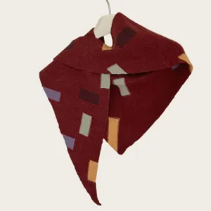 Knitted color block triangle shawl scarf for women, cozy winter autumn neckerchief fashion.