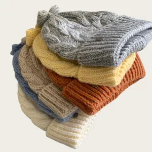 Gemütliche Strickmützen im Stapel mit süßen Schleifen, warme Winter Mütze für Damen.