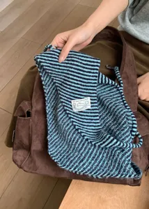 Pañuelo triangular de punto a rayas mujeres otoño invierno moda chal pequeño versátil y bufanda.