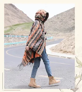 Poncho con cappuccio etnico da donna, mantella con stampa geometrica bohémien perfetta per viaggi.