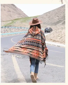Poncho con cappuccio bohémien scialle etnico viaggio frange mantella donna esterno