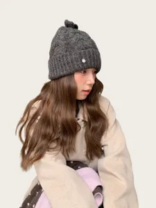 Detailansicht der koreanischen Schleife Zopfmuster Strickmütze für Damen, warmer Winter.