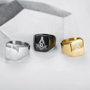 Dettaglio di tre anelli con sigillo massonico vintage nei colori argento, nero e oro.