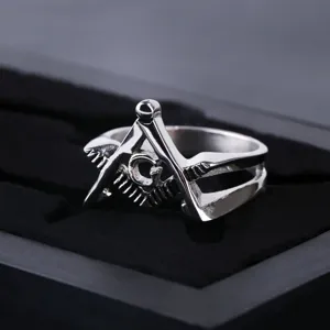 Anillo masónico vintage de acero inoxidable con símbolo G sobre fondo de caja negra