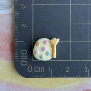 Resin palette charm detail view, miniature diy accessory for phone case hairpin decoration.