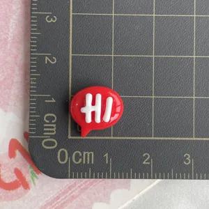 Cabochon in resina rossa bolla di discorso lettera HI per forcella DIY vista dettaglio