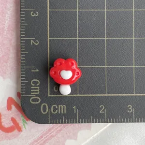 Ciondolo cabochon in resina rossa con cuore bianco per fai da te decorazione forcina dettagli