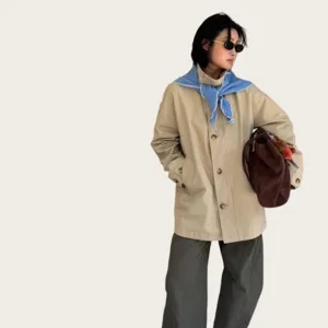 Detailansicht des stilvollen gestrickten Dreieckschals getragen fur kuschelige Warme.