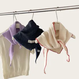 Detailansicht von Wollmischgewebe Strick-Dreiecksschüchern in verschiedenen Farben mit Naht.