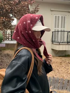 Bufanda triangular floral de mezcla de lana tejida, detalle cálido de invierno.