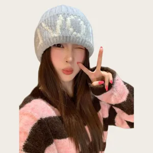 Élégant bonnet en tricot style coréen pour femme automne hiver chaud avec design lettres.