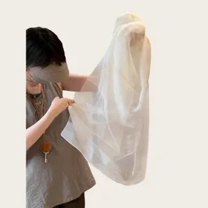 Bufanda larga mezcla seda lana detalle muestra textura ligera transparente y buen caída.