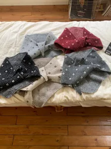 Pañuelo triangular de punto con patrón floral, bufanda de invierno suave y cálida para mujer.
