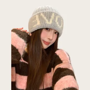 Bonnet en tricot style coréen avec lettres, bonnet chaud d'hiver douillet pour les femmes.