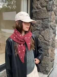 Bufanda triangular de punto con diseño floral, calentador de cuello de invierno cómodo y elegante.